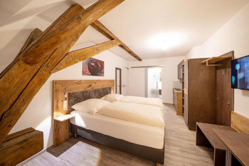 布格贝恩海姆Gasthof Pension Zum goldenen Hirschen的一间卧室,卧室内配有一张大床