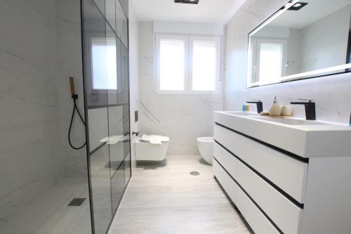 阿尔豪林德拉托里TESS Villa Paz的白色的浴室设有水槽和镜子