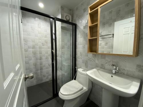 Ban Pa ToemThe Northern MFU的浴室配有卫生间、盥洗盆和淋浴。