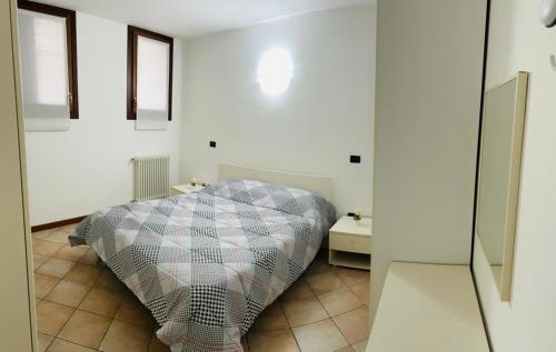 科内利亚诺Appartamento centro storico Conegliano的一间白色客房内的床铺卧室