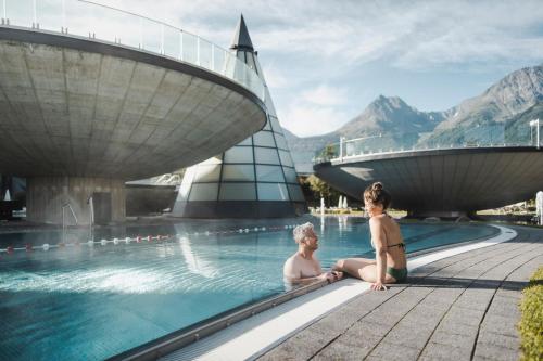 索尔登Apart Ida的两名妇女在度假村的游泳池里