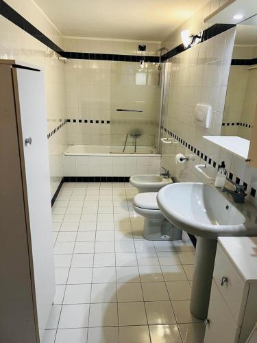 科内利亚诺Appartamento centro storico Conegliano的浴室配有2个盥洗盆、卫生间和浴缸。