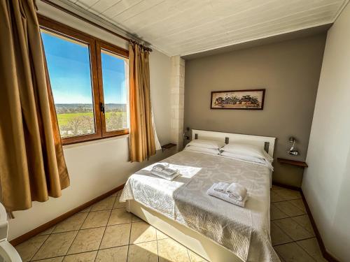 阿尔贝罗贝洛伊尔勒西奥住宿加早餐旅馆的一间卧室设有一张床和一个大窗户