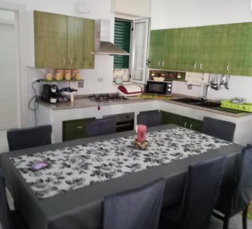 托雷桑塔萨宾娜Casa Dimora Cavallo的厨房配有桌椅