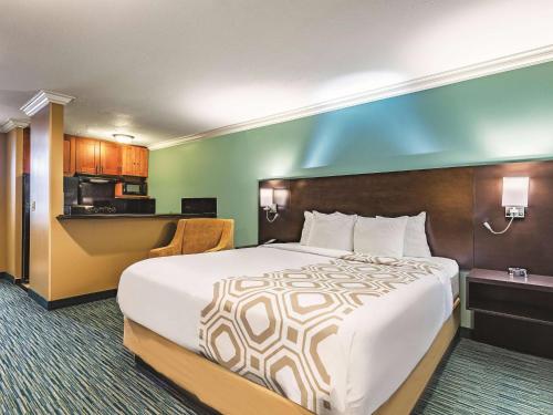 米尔布雷旧金山西机场拉奎因塔酒店的酒店客房设有一张大床和一个厨房。