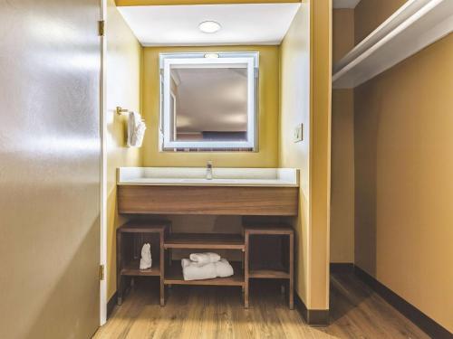 米尔布雷旧金山西机场拉奎因塔酒店的一间带水槽和镜子的浴室