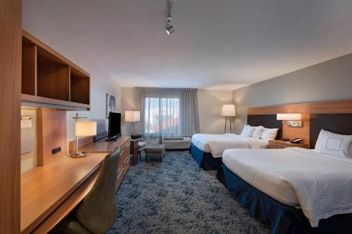 门罗梦露万豪广场套房酒店的酒店客房设有两张床和电视。
