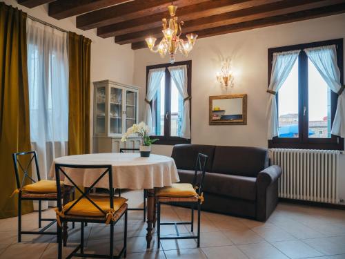 穆拉诺Ca' Mazzega的客厅配有桌子和沙发