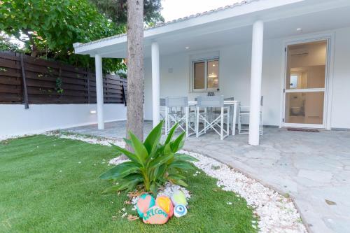 法里拉基Katerlove Beach House的院子里有棕榈树的白色房子