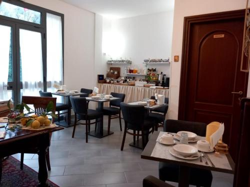 博纳索拉阿菲塔卡梅尔达卡拉酒店的用餐室设有桌椅和窗户。