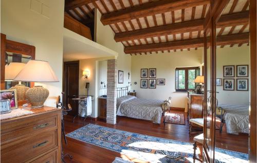 科里德尼亚Villa Chibo的大型客厅设有两张床和一张桌子