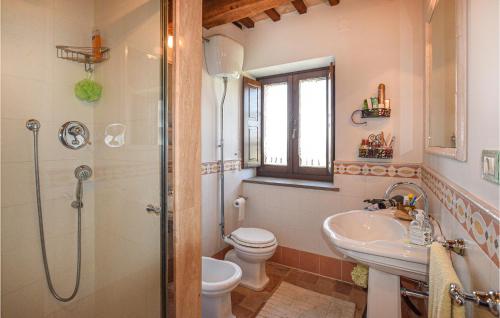 科里德尼亚Villa Chibo的浴室配有卫生间、盥洗盆和淋浴。
