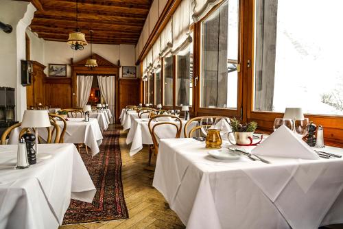 锡尔斯玛丽亚菲克斯酒店的餐厅的一排桌子,有白色桌布