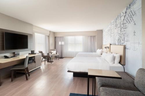 格罗顿万豪米斯提水疗酒店的酒店客房设有一张大床和一台电视机。