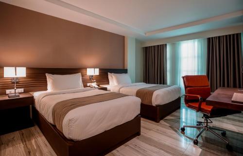 黎牙实比Hotel Areca的酒店客房配有两张床和一张书桌