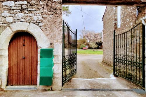圣埃尔布兰Manoir de L'Aisnerie的一座带木门的老建筑的入口