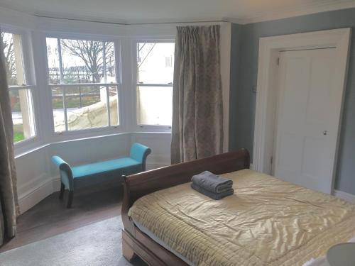 泰恩茅斯Collingwood House Tynemouth的卧室配有床、椅子和窗户。