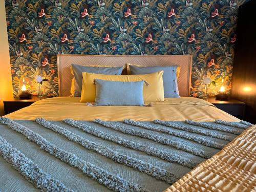 阿尔豪林德拉托里B&B Casa Oceo - Málaga - Andalusië的一间卧室配有一张带花卉壁纸的大床
