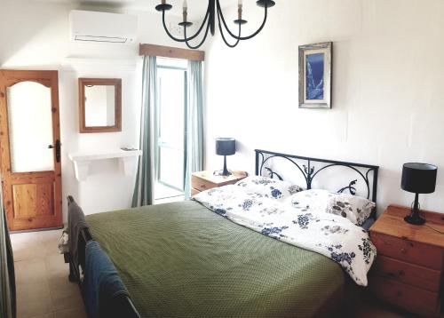 艾因西莱姆B&b Seaview terrace的一间卧室配有一张床和一个吊灯