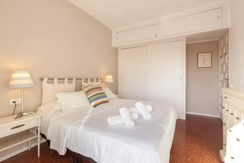 滨海比拉萨尔Apartment Muralla的白色卧室配有一张大白色床和两个枕头