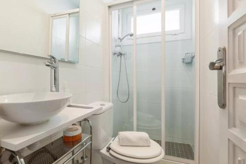 滨海比拉萨尔Apartment Muralla的白色的浴室设有水槽和淋浴。