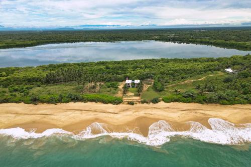 坦加拉Sati Villa Rekawa Beach Sri Lanka的水体中岛屿的空中景观