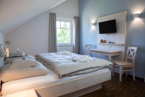 弗罗伊登施塔特弗罗伊登施塔特小屋的一间卧室配有一张床、一张书桌和一台电视
