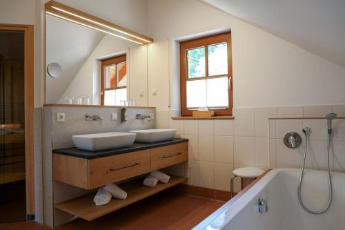 弗罗伊登施塔特弗罗伊登施塔特小屋的浴室配有两个盥洗盆和浴缸。