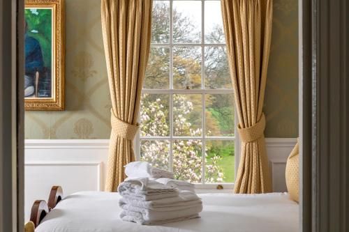 卡纳芬普拉斯迪纳斯乡村别墅酒店的卧室设有窗户,床上配有毛巾