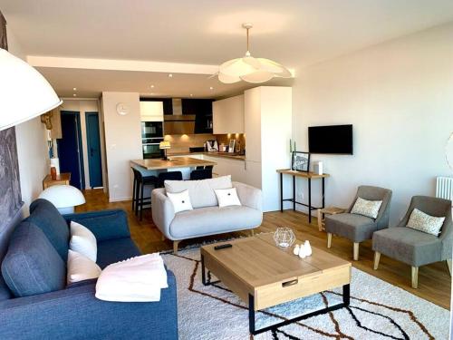 勒图凯-巴黎普拉日Le Touquet : Appt 4 pers face mer的客厅配有蓝色的沙发和椅子