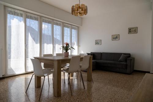 贝拉吉奥Casa Margherita Bellagio的一间带桌椅和沙发的用餐室