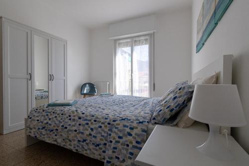 贝拉吉奥Casa Margherita Bellagio的一间卧室设有一张床和一个窗口