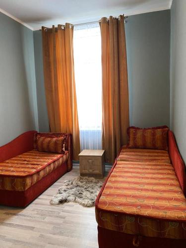 克拉斯拉瓦Mārkalni的两张床位于带窗户的房间内