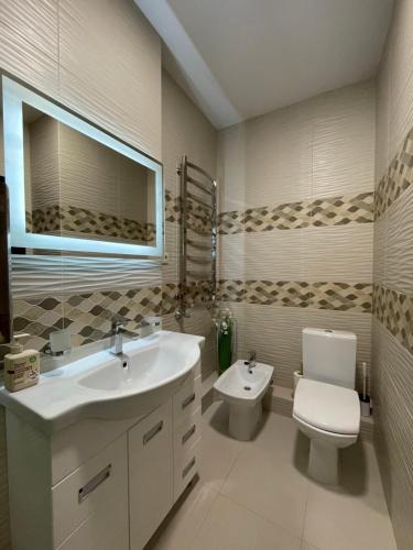 特鲁斯卡韦茨Затишні сучасні апартаменти в елітному ЖК Версаль的浴室配有白色水槽和卫生间。