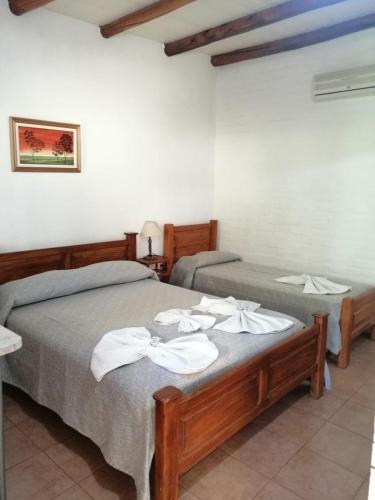 圣奥古斯汀镇Hotel Rural Luna del Valle的一间卧室配有两张床和白色毛巾。