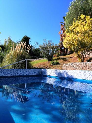 圣奥古斯汀镇Hotel Rural Luna del Valle的庭院里的一个蓝色海水游泳池