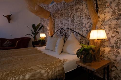 弗雷登Ferienwohnung Time out的一间卧室配有一张床和一张桌子上的两盏灯。