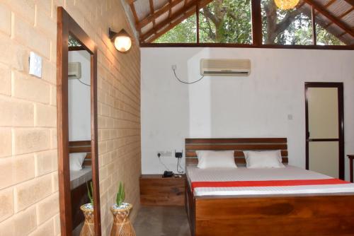 库鲁内格勒Ranathisara Grand Cabanas的一间卧室设有一张床和一个窗口