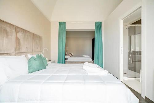 马尔萨拉Shoruq的卧室配有一张带蓝色窗帘的大型白色床