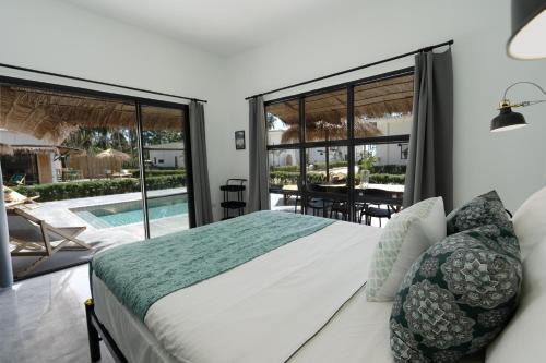 高兰Manao Pool Villa 1 - 5 Mins Walk To The Beach的一间卧室设有一张床,阳台设有游泳池