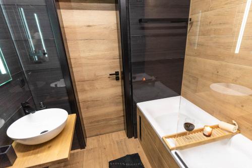 VratsaDa Vinci Apartment的浴室配有卫生间、盥洗盆和淋浴。