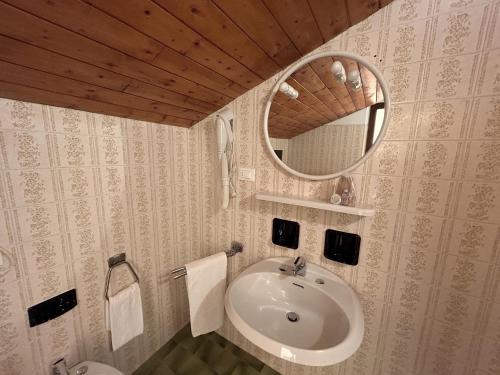 加尔达湖滨戴安娜酒店的一间带水槽和镜子的浴室