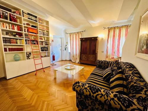 阿斯蒂ComeCasa Alfieri Elegant Apartment的客厅配有沙发和桌子