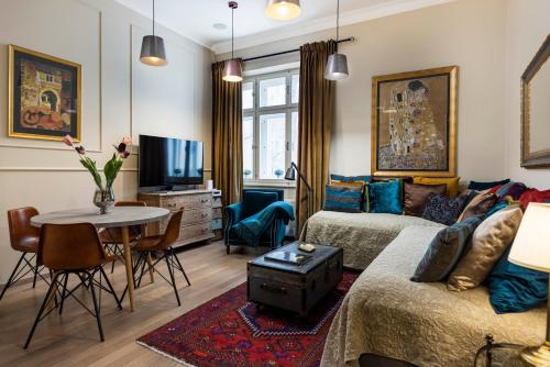 萨格勒布三七公寓的客厅配有沙发和桌子