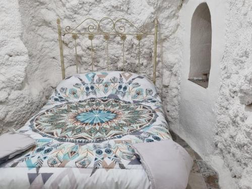 BedmarCasa rural El Parral的一张床上的被子