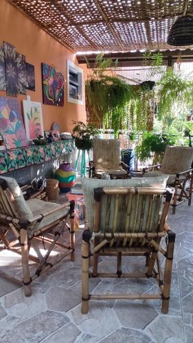 伊利亚贝拉Recanto Toca das Plantas de Ilhabela I的庭院配有两把椅子和一张桌子