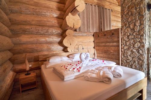 OberschwarzenbergBlockhausen Luxus Chalets的卧室配有木墙内的一张床
