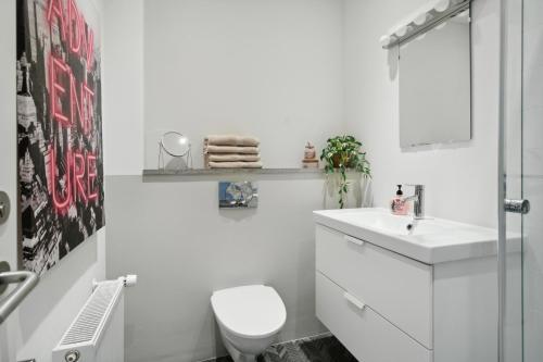 奥尔堡Central 3-bedroom apartment with a big terrace and fitness room的白色的浴室设有卫生间和水槽。