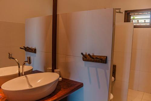 福廷Vila Tao的一间带水槽和淋浴的浴室