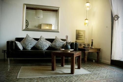 巴塞罗那蓝皮卡公寓的客厅配有黑色沙发和桌子